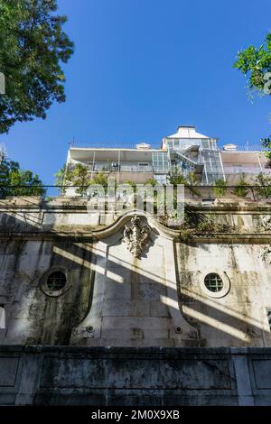 Antiker Brunnen mit Wappen im historischen Zentrum von Lissabon Stockfoto