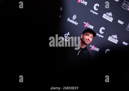 Bochum, Deutschland. 08.. Dezember 2022. Marteria, Rapper, kommt den roten Teppich runter für die Preisverleihung 1Live Krone in der Jahrhunderthalle. Der Musikpreis wird in insgesamt acht Kategorien vergeben. Die Gewinner des größten deutschen Radiowettbewerbs wurden bis Dezember 7 in einer Online-Abstimmung von Hörern ermittelt. Kredit: Rolf Vennenbernd/dpa/Alamy Live News Stockfoto