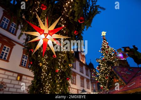 Weihnachtsmarkt-Lichter auf einem Stadtplatz, wenn das Advent beginnt. Coburg, Deutschland, Europa Stockfoto