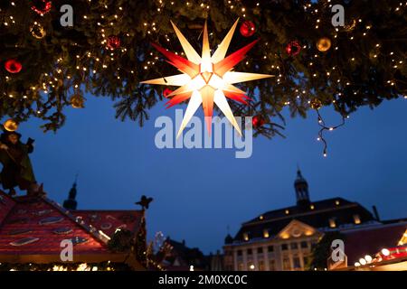 Weihnachtsmarkt-Lichter auf einem Stadtplatz, wenn das Advent beginnt. Coburg, Deutschland, Europa Stockfoto