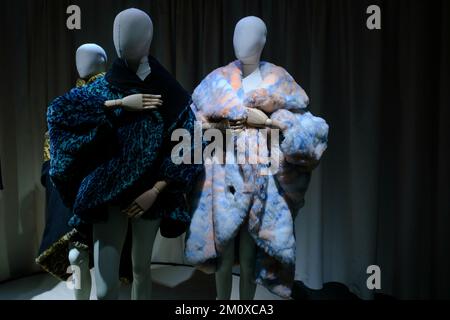 Madrid, Spanien. 08.. Dezember 2022. Samtkittel im „Antonio Alvarado. Baja Couture' Ausstellung im Kostümmuseum in Madrid. Mehr als 200 Stücke werden ausgestellt mit dem Ziel, die Karriere von Antonio Alvarado, einem Veteran der spanischen Mode, der als führender Designer des Madrider Movida gilt, neu zu gestalten. Kredit: SOPA Images Limited/Alamy Live News Stockfoto