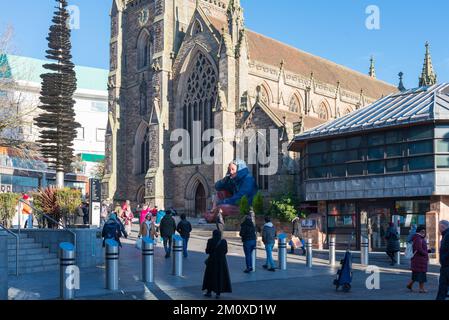 Große Obdachlosenstatue vor der St. Martin's Church im Stierkampf, Birmingham. Von Crisis UK installiert, um das Bewusstsein für Obdachlosigkeit zu fördern Stockfoto