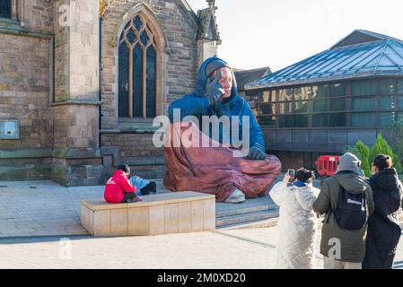 Große Obdachlosenstatue vor der St. Martin's Church im Stierkampf, Birmingham. Von Crisis UK installiert, um das Bewusstsein für Obdachlosigkeit zu fördern Stockfoto