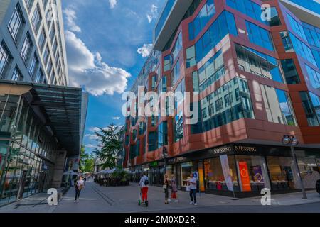 Calwer Strasse, Stuttgart, Stadtzentrum, Einkaufsstraße, autofrei, Moderne Gebäude, Sommer, Restaurant, Geschäfte, Menschen, Bäume, Baden-Württemberg, Germ Stockfoto