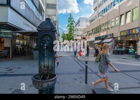 Calwer Strasse, Stuttgart, Stadtzentrum, Einkaufsstraße, autofrei, Moderne Gebäude, Sommer, Restaurants, Geschäfte, Menschen, Bäume, Trinkbrunnen, schlecht Stockfoto