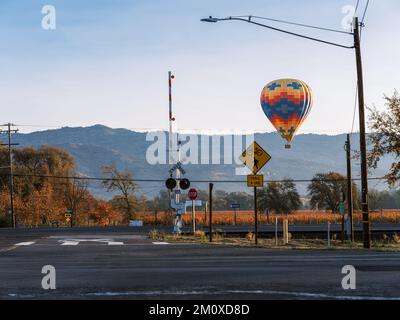 Abenteuer am frühen Morgen im Napa Valley in einem Heißluftballon, Kalifornien Stockfoto