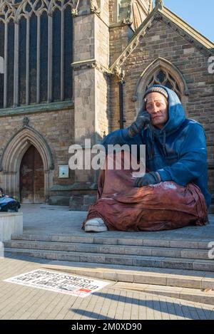 Große Obdachlosenstatue vor der St. Martin's Church im Stierkampf, Birmingham. Von Crisis UK installiert, um das Bewusstsein für Obdachlosigkeit zu fördern Stockfoto