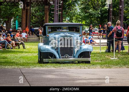 Des Moines, IA - 03. Juli 2022: Weitwinkelansicht eines Dodge Roadster Cabriolets aus dem Jahr 1932 auf einer lokalen Automesse. Stockfoto