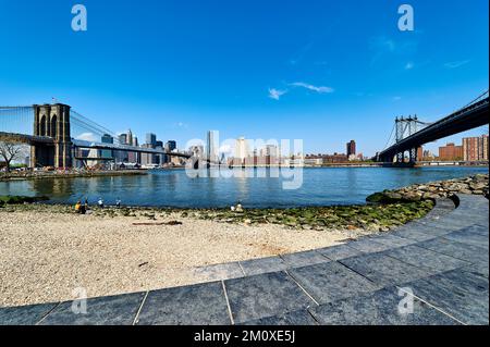 New York. Die Skyline von Manhattan. Vereinigte Staaten. Brooklyn Bridge und Manhattan Bridge vom Bridge Park Stockfoto