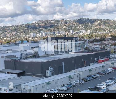 Los Angeles, Kalifornien, USA – 5. Dezember 2022: Außenansicht von CBS Television City auf dem Fairfax Boulevard und Fairfax in Los Angeles, Kalifornien. Stockfoto