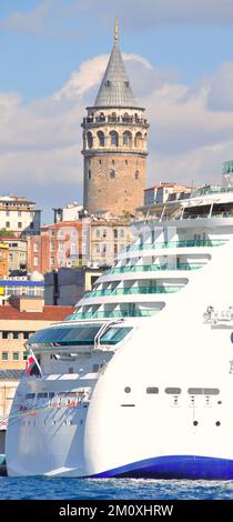 Galata Tower, einer der meistbesuchten Orte im Istanbuler bosporus Stockfoto