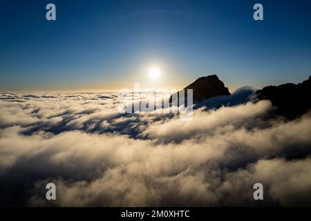 Atemberaubender Sonnenuntergang über den Wolken in der Berglandschaft Pico do Arieiro auf der Insel Madeira in Portugal Stockfoto