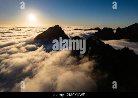 Atemberaubender Sonnenuntergang über den Wolken in der Berglandschaft Pico do Arieiro auf der Insel Madeira in Portugal Stockfoto