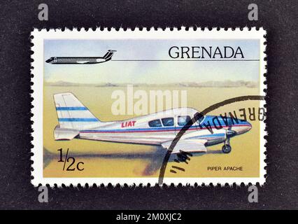 Abgesagte Briefmarke von Grenada, die Piper Apache zeigt, ca. 1976. Stockfoto