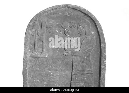 Bel Haran Beli Usur betet vor göttlichen Symbolen. Stele mit Beschriftung und Relief. 8. BCE. Archäologiemuseum Istanbul. Stockfoto