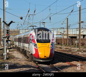 LNER Class 801 Azuma in nördlicher Richtung von Peterborough, Cambridgeshire, England, Großbritannien Stockfoto