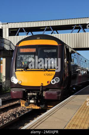 Klasse 170 Turbostar DMU wartet auf dem Bahnsteig in Peterborough, Cambridgeshire, England, Großbritannien Stockfoto