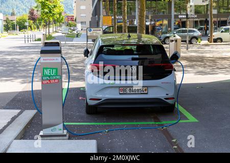 Volkswagen ID 3 Aufladen von Elektrofahrzeugen an einer Ladestation am Bahnhof Interlaken Ost. Stockfoto