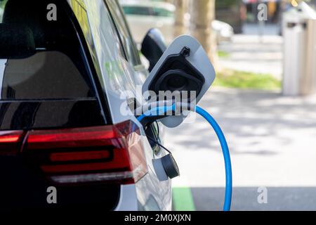 Nahaufnahme eines Ladegeräts und eines Ladeanschlusses eines Elektrofahrzeugs in Interlaken. Stockfoto