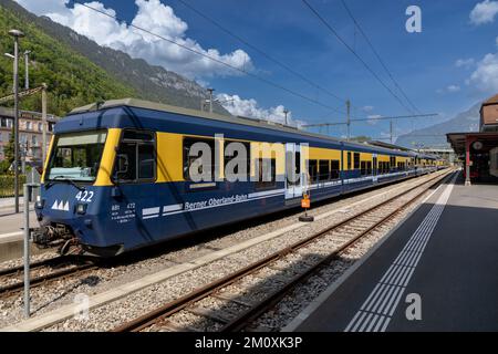 Der Berner Oberland-Zug wartet am Bahnhof Interlaken Ost. Stockfoto