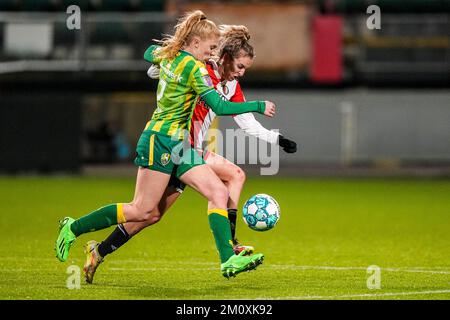 Den Haag - Bo Vonk von ADO Den Haag Vrouwen, Maxime Bennink von Feyenoord V1 während des Spiels zwischen ADO Den Haag V1 gegen Feyenoord V1 im Bingoal Stadion am 8. Dezember 2022 in Den Haag, Niederlande. (Box zu Box Pictures/Tom Bode) Stockfoto