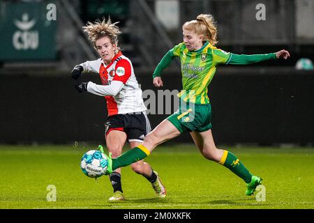 Den Haag - Maxime Bennink von Feyenoord V1, Bo Vonk von ADO Den Haag Vrouwen während des Spiels zwischen ADO Den Haag V1 gegen Feyenoord V1 im Bingoal Stadion am 8. Dezember 2022 in Den Haag, Niederlande. (Box zu Box Pictures/Tom Bode) Stockfoto