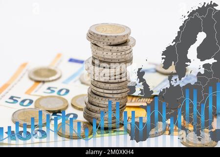 Münzstapel auf Euro-Banknoten und Diagrammdiagramm. Konzept hoher Strom- und Energiemarktpreise Stockfoto