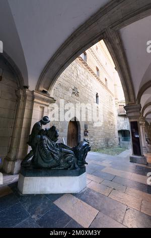 Die Bronzestatue des Heiligen Ignatius befindet sich am Eingang des Heiligen Hauses. Heiligtum von Loiola, Azpeitia. Guipúzcoa, Baskenland, Euskadi, Euskal Stockfoto