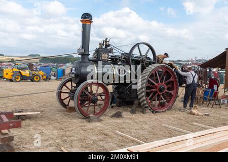 Tarrant Hinton.Dorset.United Kingdom.August 25. 2022.Ein 1920 Ruston und Hornsby Mehrzweck-Antriebsmotor namens Oliver betreibt ein kreisförmiges Stockfoto