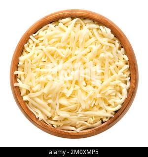Geriebener Mozzarella-Käse in einer Holzschüssel. Geriebener, feuchtigkeitsarmer, teilweise entrahmter Mozzarella, ein italienischer Käse, aus pasteurisierter Kuhmilch. Stockfoto