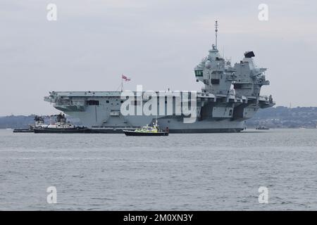 Der Flugzeugträger HMS PRINCE OF WALES kehrt nach dem Absturz südlich der Isle of Wight zum Marinestützpunkt zurück Stockfoto