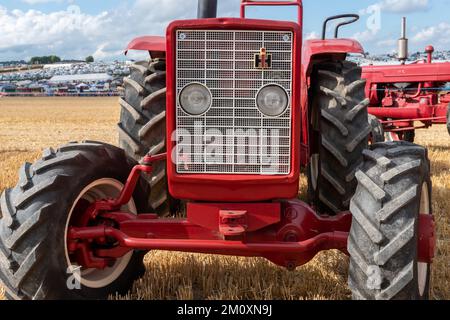 Tarrant Hinton.Dorset.United Kingdom.August 25. 2022.Ein restaurierter International Harvester 523 Utility Traktor wird im Great Dorset Steam F ausgestellt Stockfoto