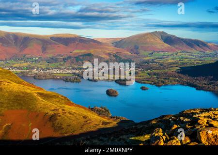 Blick vom Maiden Moor über das Wasser von Derwent nach Blencathra im Lake District National Park Stockfoto