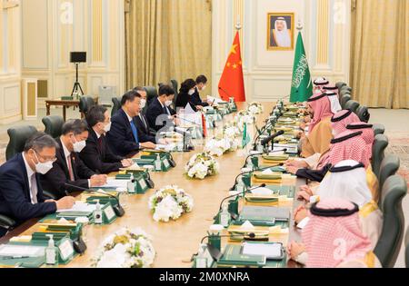 Riad, Saudi-Arabien. 8.. Dezember 2022. Der chinesische Präsident Xi Jinping führt Gespräche mit dem saudischen Kronprinzen und Premierminister Mohammed bin Salman Al Saud am 8. Dezember 2022 im Königspalast in Riad, Saudi-Arabien. Kredit: Huang Jingwen/Xinhua/Alamy Live News Stockfoto