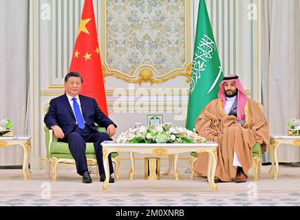 Riad, Saudi-Arabien. 8.. Dezember 2022. Der chinesische Präsident Xi Jinping führt Gespräche mit dem saudischen Kronprinzen und Premierminister Mohammed bin Salman Al Saud am 8. Dezember 2022 im Königspalast in Riad, Saudi-Arabien. Kredit: Yue Yuewei/Xinhua/Alamy Live News Stockfoto