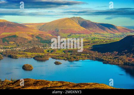 Blick vom Maiden Moor über das Wasser von Derwent nach Blencathra im Lake District National Park Stockfoto