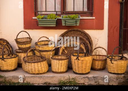 Nahaufnahme von Wicker Baskets zum Verkauf, Weidenkörbe auf der Straße Stockfoto