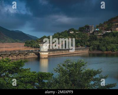 Ein malerischer Blick auf Lavasa City Reservoir unter dem bewölkten Himmel Stockfoto