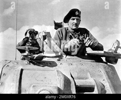 Montgomery in einem Grant-Panzer in Nordafrika, November 1942. Monty, General Montgomery, General Sir Bernard Montgomery in England, 1943 Portrait des Kommandanten des Achten Armeegenerals Sir Bernard Montgomery, aufgenommen während eines Besuchs in England. Feldmarschall Bernard Law Montgomery, 1. Viscount Montgomery von Alamein (1887-1976), mit dem Spitznamen „Monty“, war ein ranghoher Offizier der britischen Armee, der im Ersten Weltkrieg, im Irischen Unabhängigkeitskrieg und im Zweiten Weltkrieg diente Stockfoto