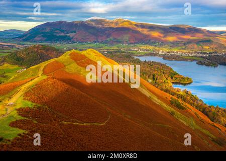 Blick von Cat Bells über das Derwent-Wasser im Lake District National Park mit schneebedeckten Skiddaw in der Ferne Stockfoto