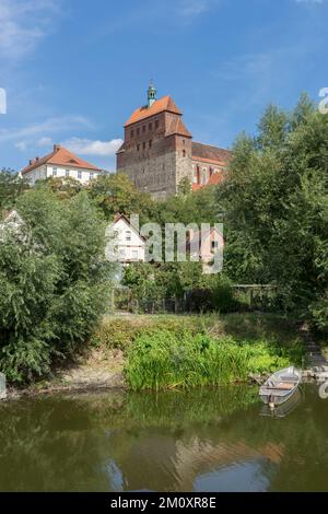 Stadtblick auf Havelberg mit mittelalterlichem Sankt-Marien-Dom in Sachsen-Anhalt Stockfoto