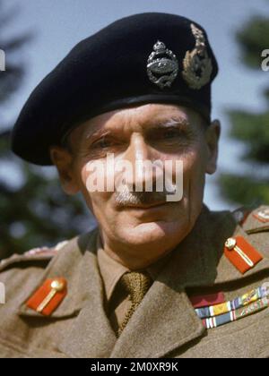 Monty, General Montgomery, General Sir Bernard Montgomery in England, 1943 Portrait des Kommandanten des Achten Armeegenerals Sir Bernard Montgomery, aufgenommen während eines Besuchs in England. Feldmarschall Bernard Law Montgomery, 1. Viscount Montgomery von Alamein (1887-1976), mit dem Spitznamen „Monty“, war ein ranghoher Offizier der britischen Armee, der im Ersten Weltkrieg, im Irischen Unabhängigkeitskrieg und im Zweiten Weltkrieg diente. Stockfoto