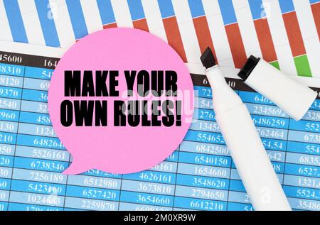 Business- und Wirtschaftskonzept. Auf Finanzberichten und Diagrammen befinden sich eine Markierung und ein Aufkleber mit der Aufschrift – MACHEN SIE IHRE EIGENEN REGELN Stockfoto