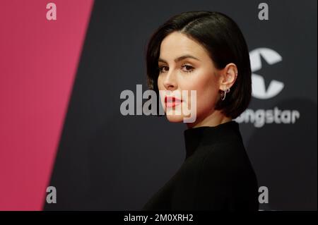 Bochum, Deutschland. 08.. Dezember 2022. Sängerin Lena Meyer-Landrut geht auf dem roten Teppich zur Zeremonie der Krone-Preise 1Live in der Jahrhunderthalle. Kredit: Henning Kaiser/dpa/Alamy Live News Stockfoto