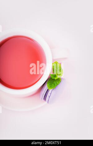 Obsttee, Brombeermakaron mit Minzeblätter auf pinkfarbenem Hintergrund, Kopierbereich Stockfoto