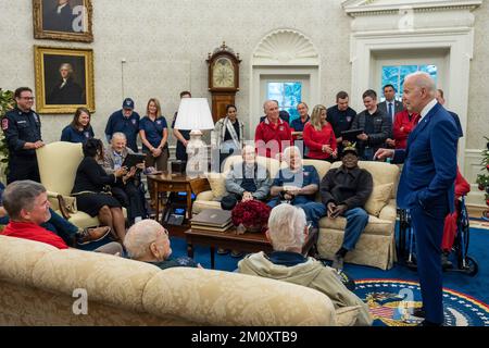 Washington, Usa. 07.. Dezember 2022. USA Präsident Joe Biden veranstaltet zum Pearl Harbor Day im Oval Office of the White House am 7. Dezember 2022 in Washington, DC, die Veteranen aus dem 2. Weltkrieg. Kreditgeber: Adam Schultz/White House Photo/Alamy Live News Stockfoto