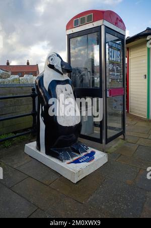 Eine große Pinguinfigur, die die Tatsache verkündet, dass Sie nur 2 Meilen vom Sea Life Centre in Scarborough entfernt sind Stockfoto