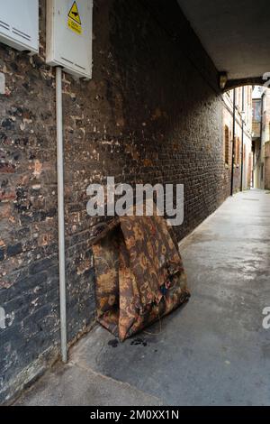 Gefalteter Teppich links in der Palace Hill Lane, Scarborough Stockfoto