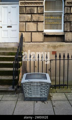 Ein großer, alter Fernseher in einer Straße in Scarborough Stockfoto