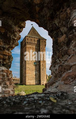 Eine vertikale Aufnahme des Lochs des alten Steins mit dem Hintergrund einer mittelalterlichen Bac-Festung in Bac, Serbien Stockfoto